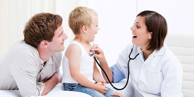 doctors examine children with diabetes